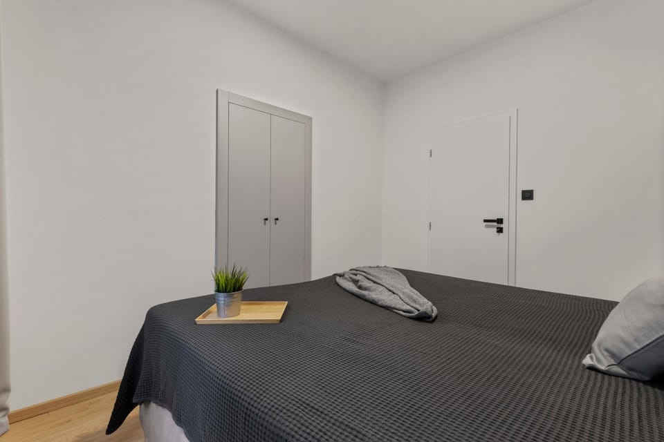 Photo of the whole room, Bedroom, wardrobe