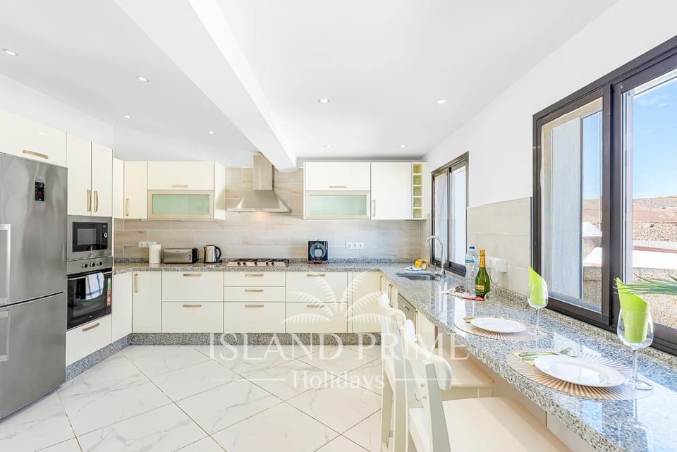 Coffee/tea facilities, View (from property/room), Kitchen or kitchenette, Dining area, Mountain view, dishwasher, oven, stove, toaster