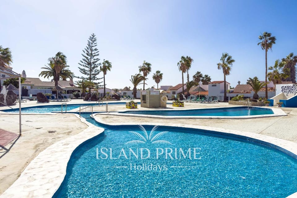 Swimming pool, sunbed