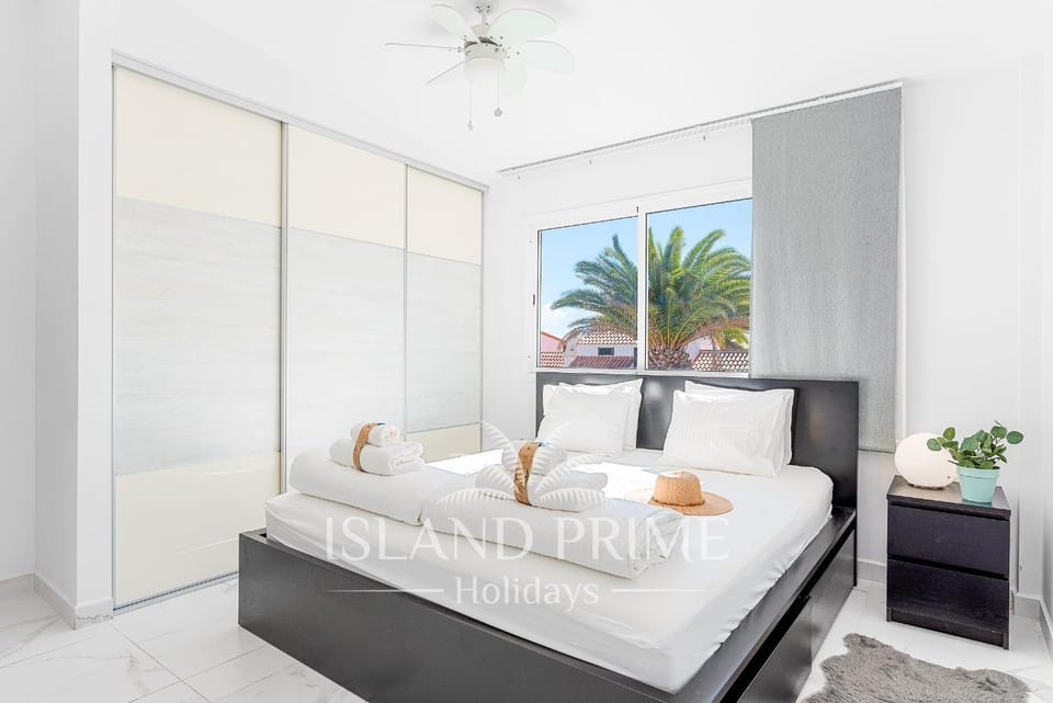 Bed, Bedroom, towels, wardrobe
