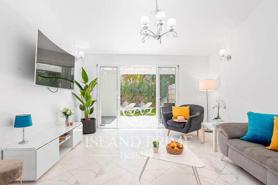 TV and multimedia, Living room, Decorative detail, Seating area, Garden view, air conditioner