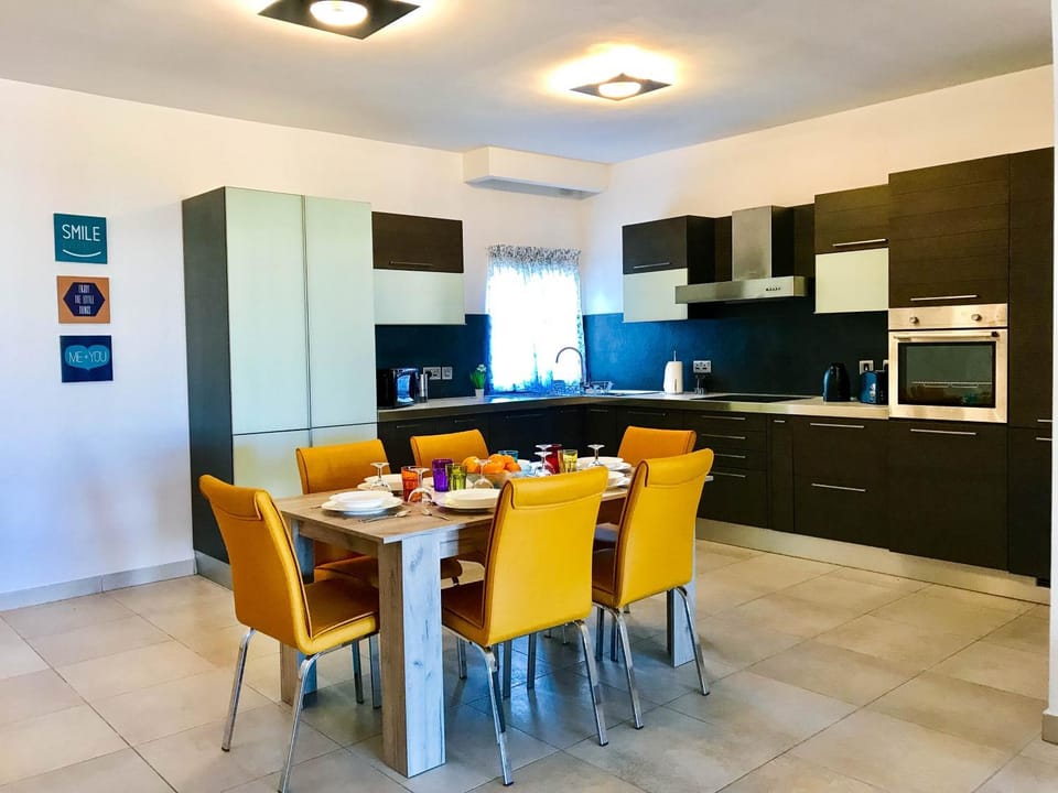 Kitchen or kitchenette, Dining area, oven, toaster