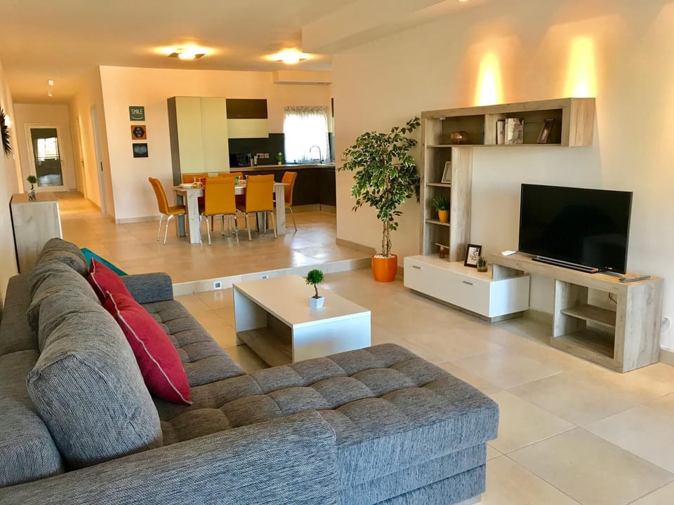 Communal lounge/ TV room, TV and multimedia, Living room, Seating area, Evening entertainment