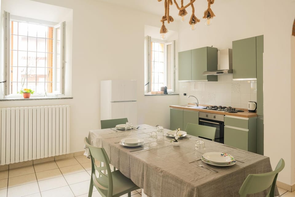 Kitchen or kitchenette, Dining area, Breakfast, Lunch, stove, kitchen