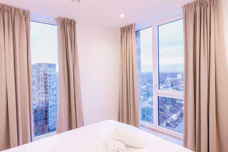 Bed, Photo of the whole room, Bedroom, City view