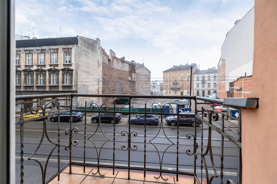 Balcony/Terrace, Street view