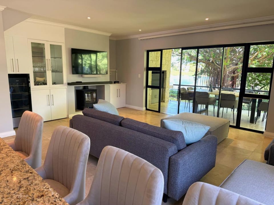 Pearl Valley family golf lodge on nature lake with mountain views Villa in Cape Town