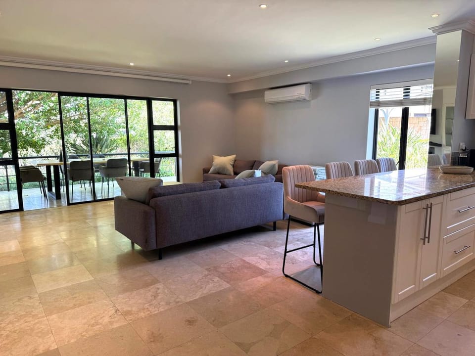 Pearl Valley family golf lodge on nature lake with mountain views Villa in Cape Town
