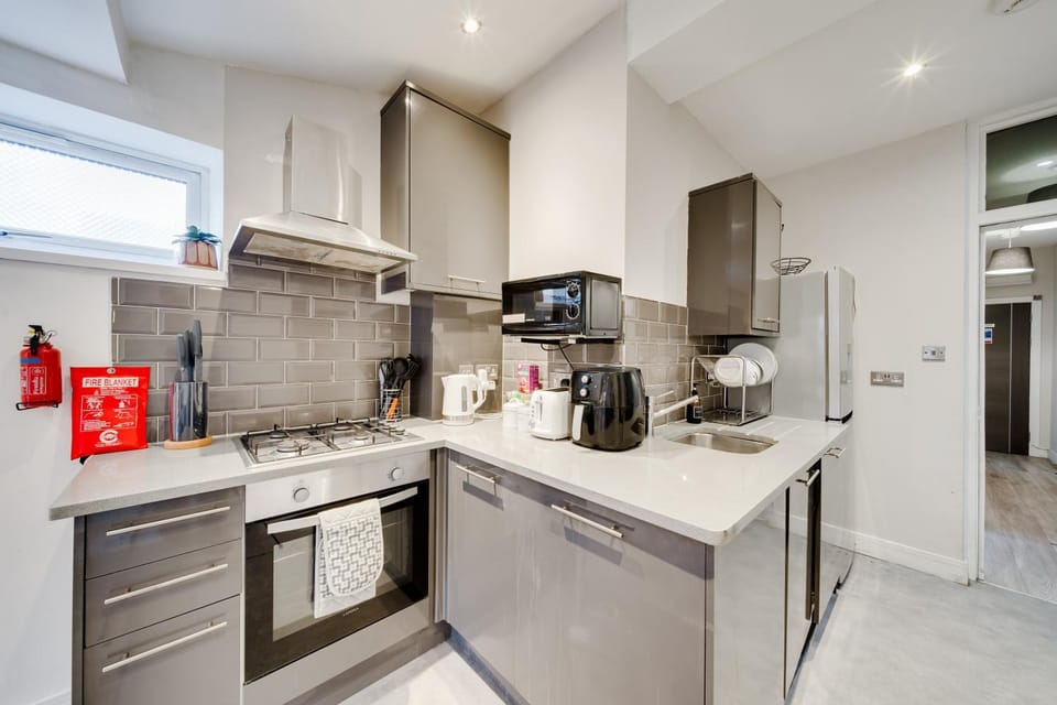Cosy 1Br Relocation Contractors Family with parking Apartment in Cardiff
