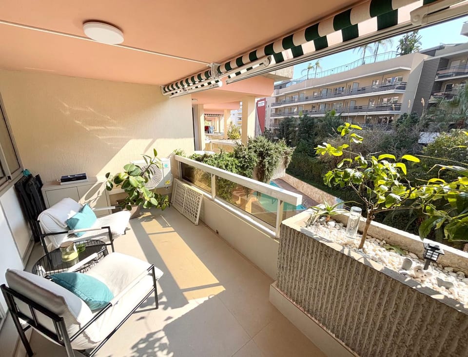 Cosy Studio Sunny Terrace and Pool Next to the Beach and Monaco Apartment in Roquebrune-Cap-Martin
