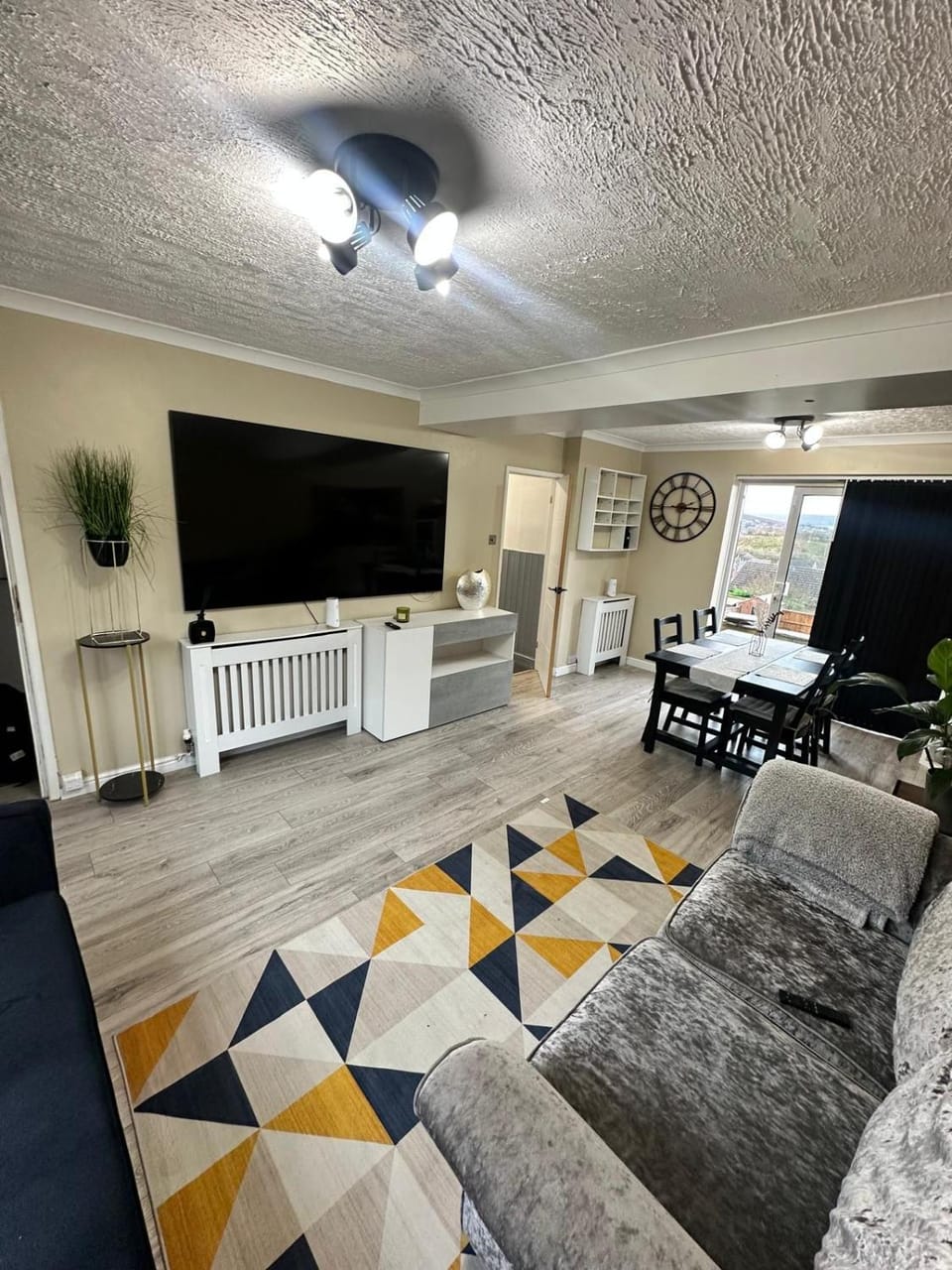 Communal lounge/ TV room, TV and multimedia, Living room, Seating area, Dining area, Evening entertainment