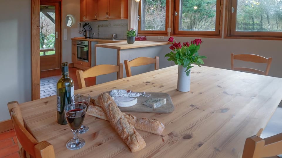 Kitchen or kitchenette, Food and drinks, Dining area, Food, Drinks, Alcoholic drinks