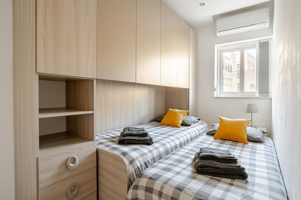 Bed, Bedroom, towels, towels