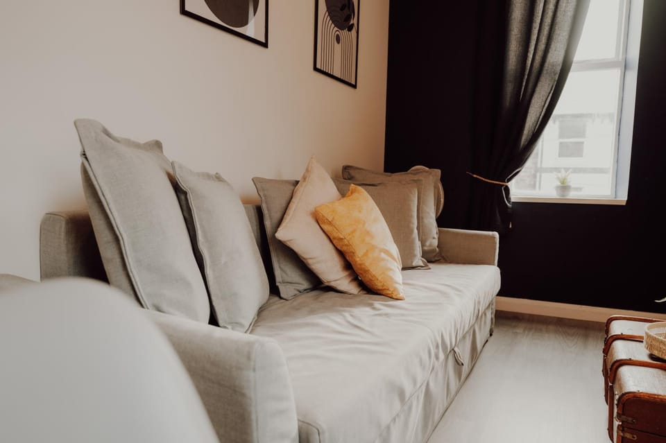 Bed, Living room