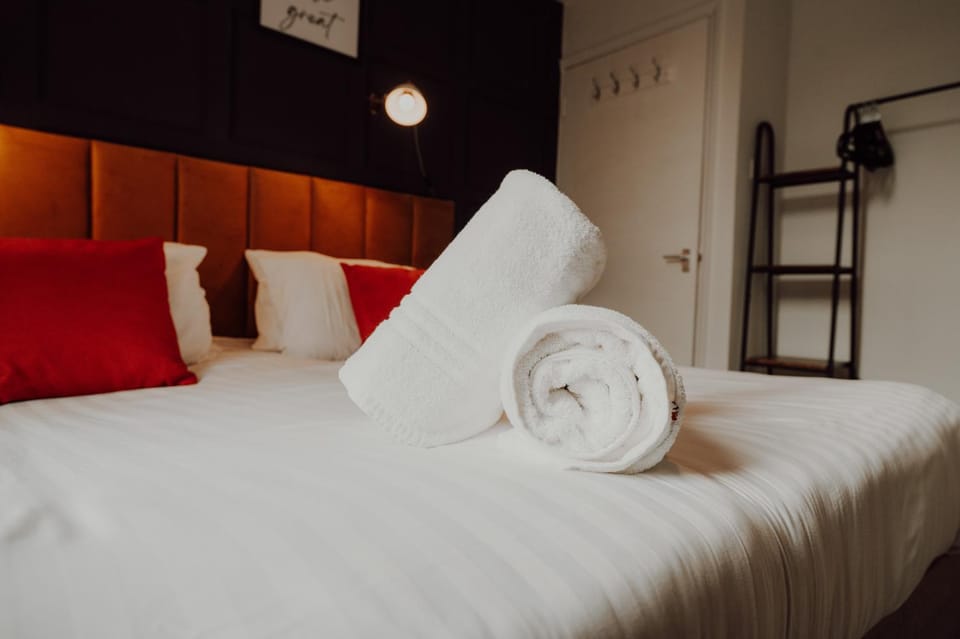 Bed, Bedroom, towels