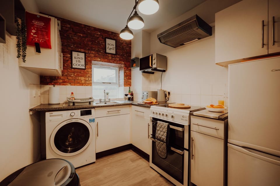Kitchen or kitchenette, oven, stove, toaster, washing machine