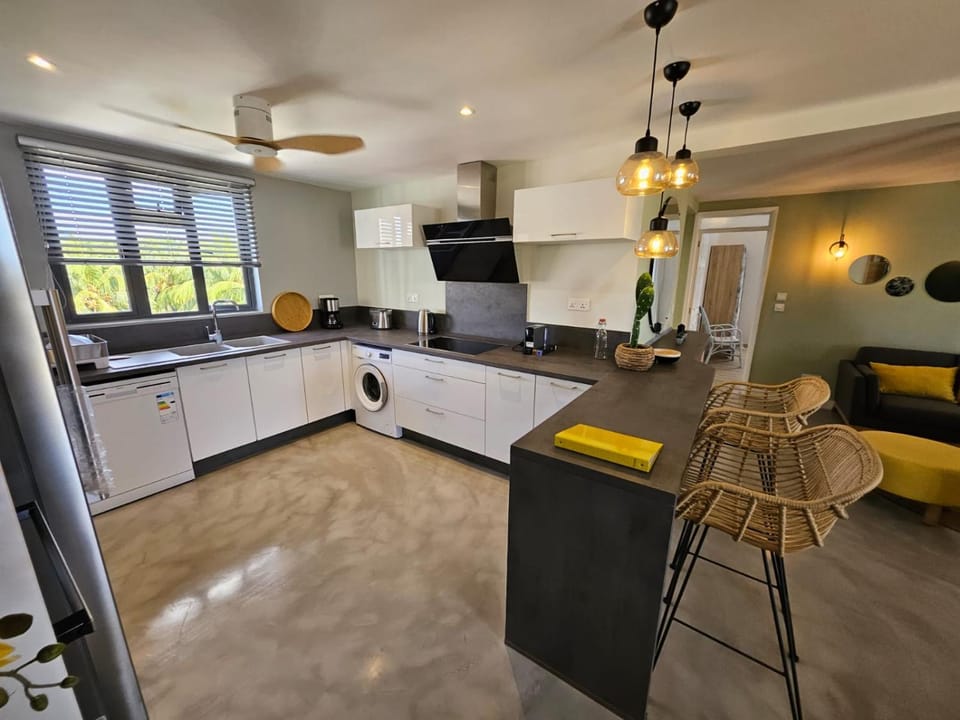 Kitchen or kitchenette, Dining area, stove