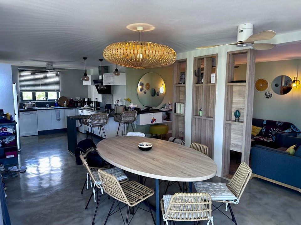 Kitchen or kitchenette, Dining area