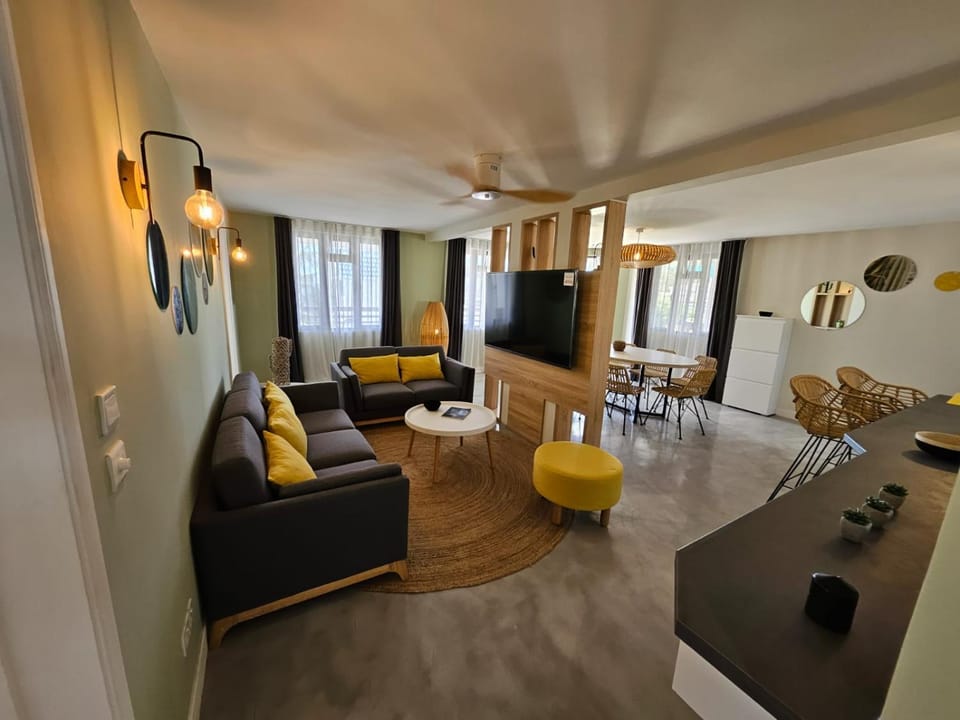 TV and multimedia, Living room, Dining area