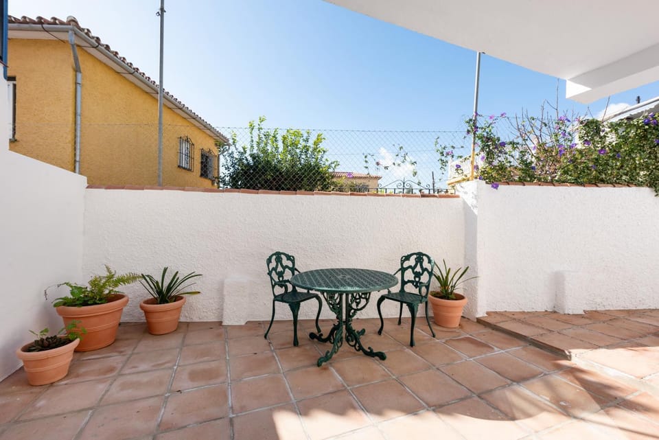 Patio, Day, Dining area