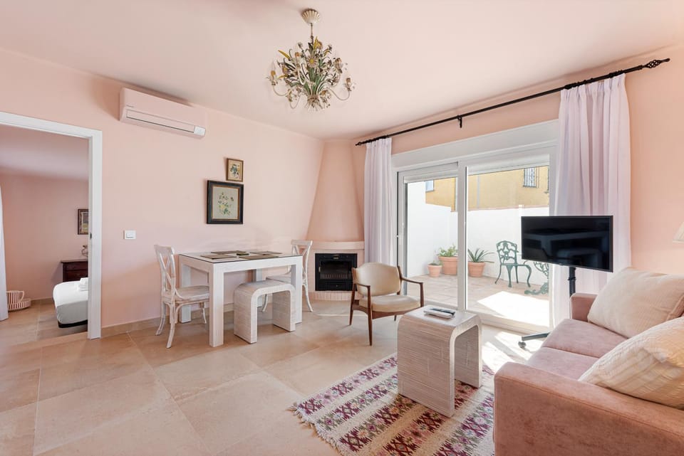 Bed, TV and multimedia, Living room, Seating area, air conditioner