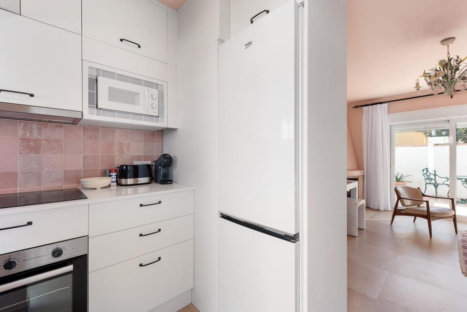 Kitchen or kitchenette, Dining area, oven, toaster