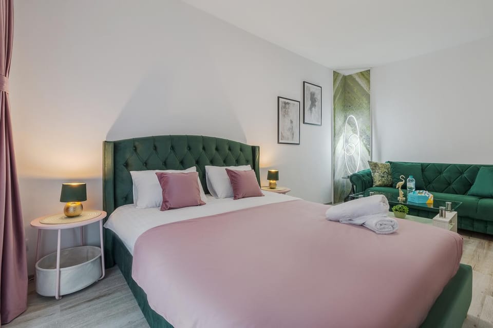 Bed, Living room, Seating area, Bedroom