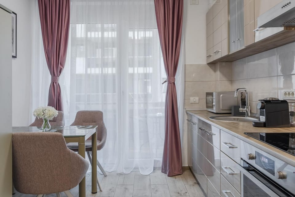 Coffee/tea facilities, Kitchen or kitchenette, Dining area, microwave, oven, stove, toaster