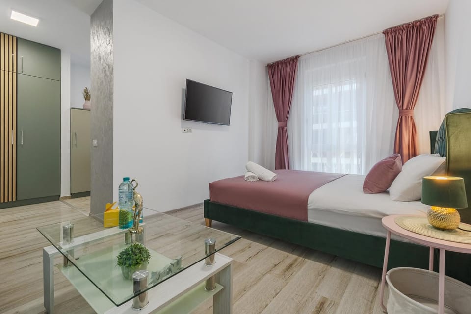 Bed, TV and multimedia, Photo of the whole room, Seating area, Bedroom, towels, wardrobe
