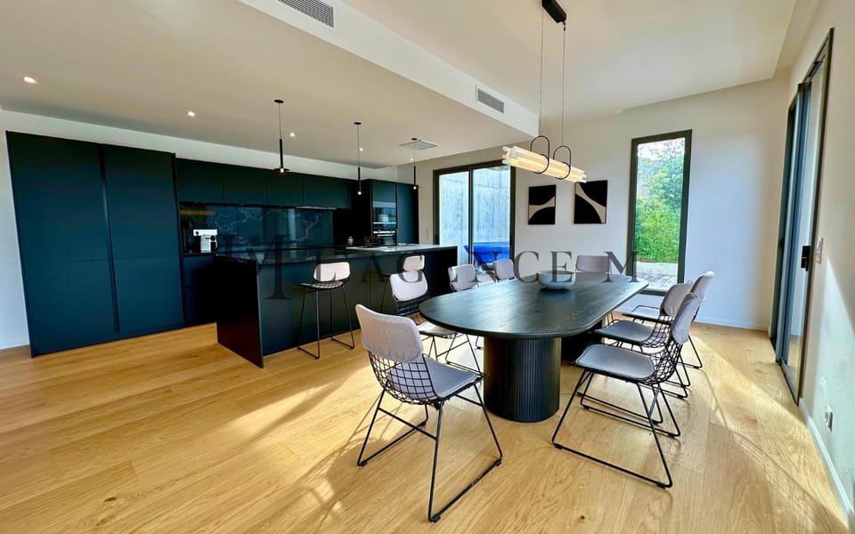 Giuliana - Villa d'architecte contemporaine avec piscine en pierres de Bali et vue mer Villa in Corsica