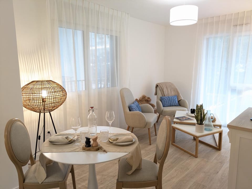 Living room, Seating area, Dining area