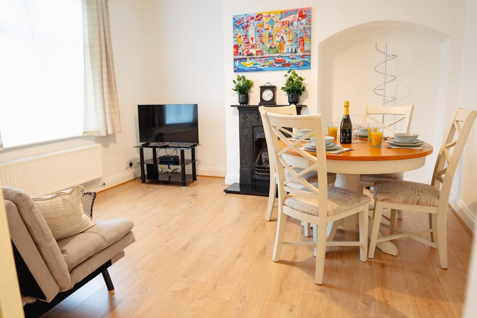TV and multimedia, Living room, Dining area