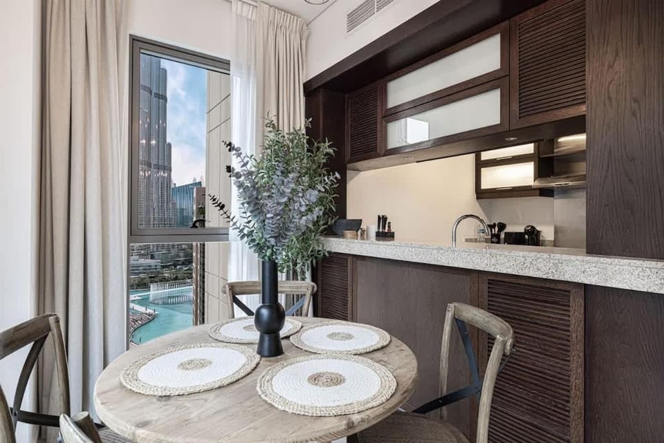 Breathtaking Views & Contemporary Comfort in the Heart of Downtown Apartment in Dubai