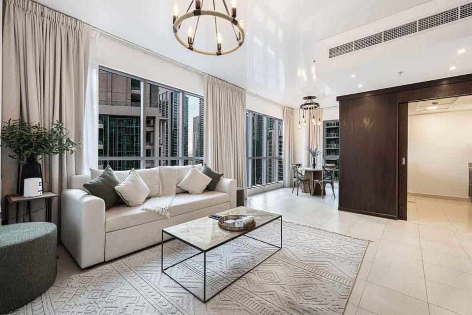 Breathtaking Views & Contemporary Comfort in the Heart of Downtown Apartment in Dubai