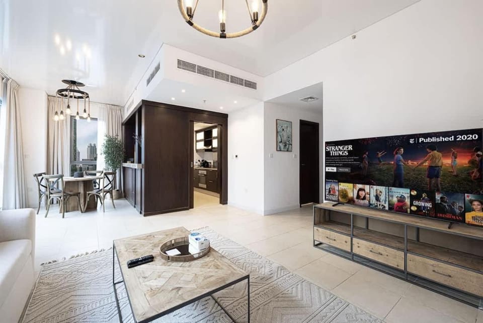 Breathtaking Views & Contemporary Comfort in the Heart of Downtown Apartment in Dubai