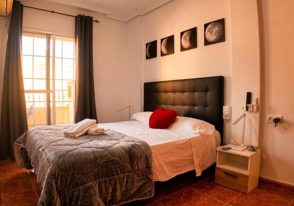 Bed, TV and multimedia, Photo of the whole room, Bedroom, towels