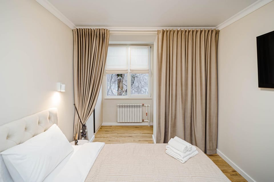 Bed, TV and multimedia, Bedroom, towels