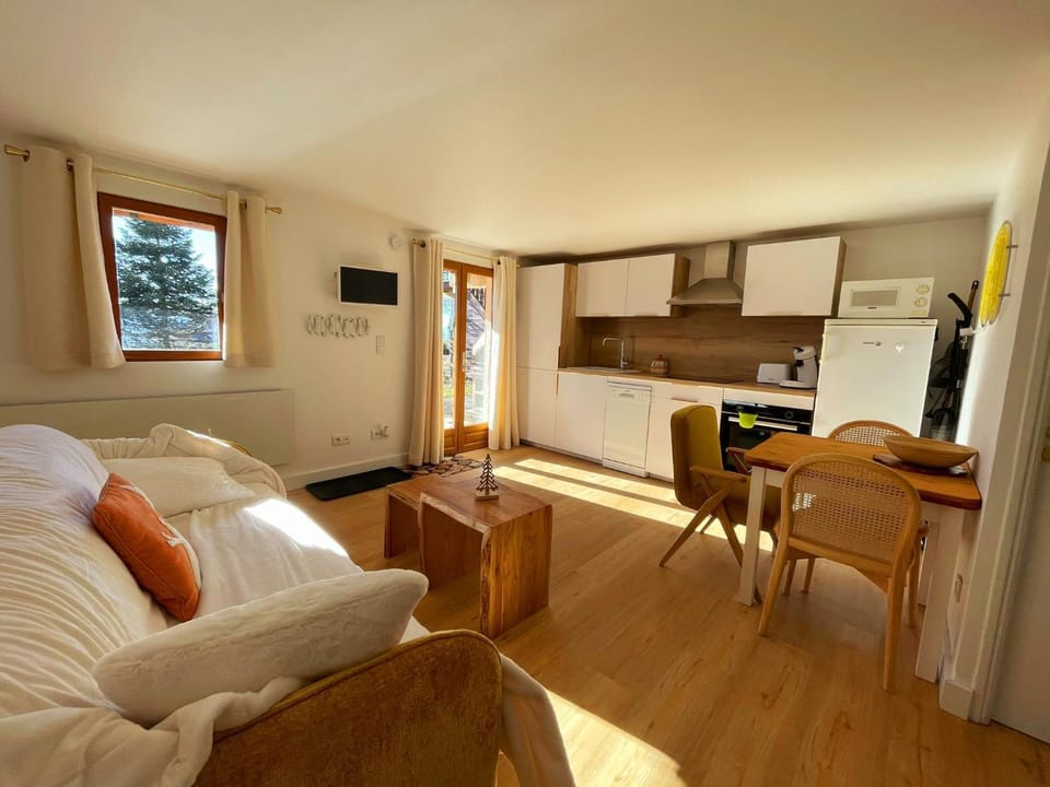 TV and multimedia, Kitchen or kitchenette, Living room, Photo of the whole room, Seating area, Dining area, Bedroom, oven
