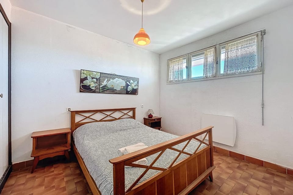Charming T2 with terrace on the seafront Apartment in Port-la-Nouvelle