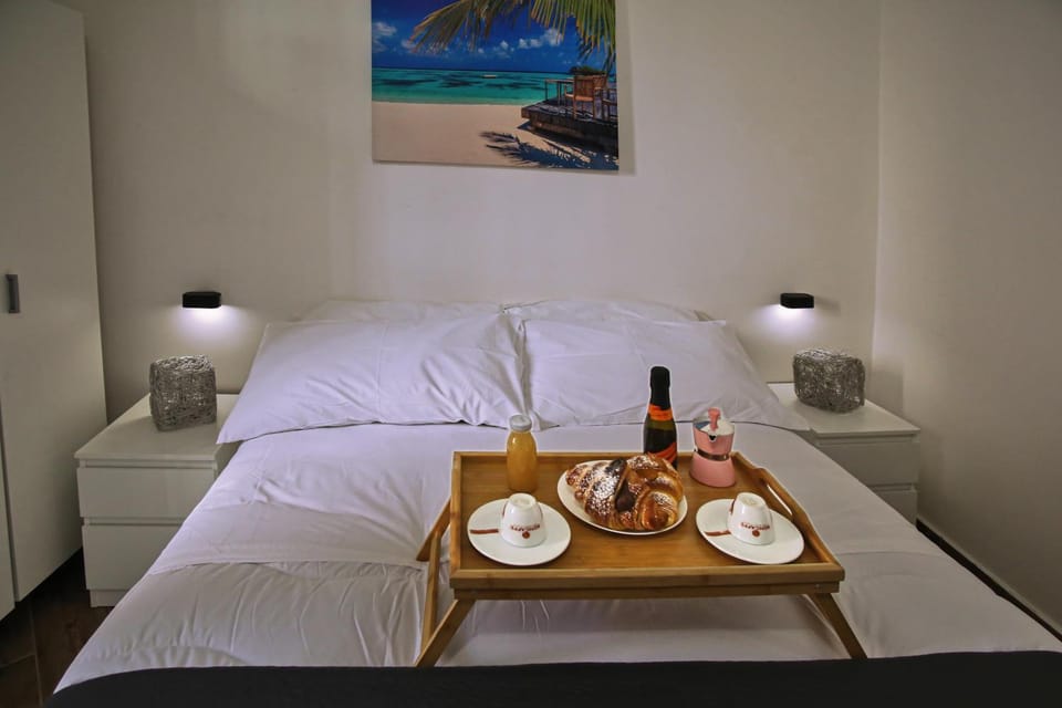 Bed, Living room, Photo of the whole room, Bedroom, Food