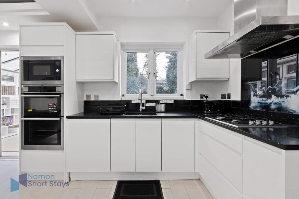 Coffee/tea facilities, Kitchen or kitchenette, dishwasher, microwave, oven, stove, toaster, washing machine, kitchen