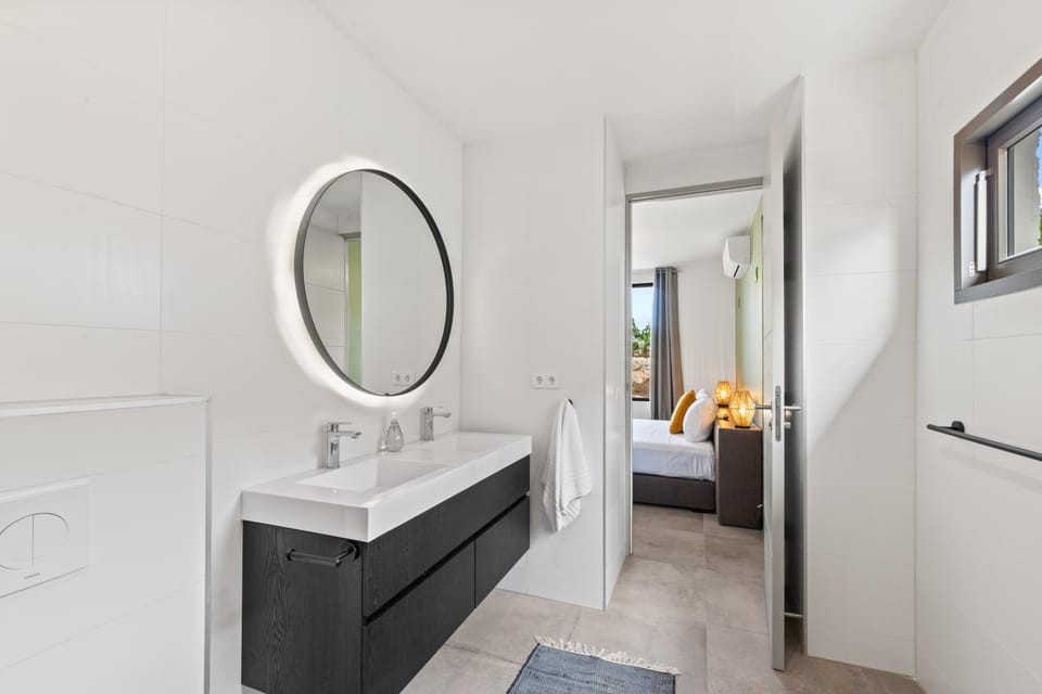 Bathroom, towels