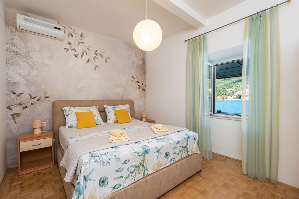 Apartment Cecilija - Seafront with sunbeds! Unique Apartment in Dubrovnik-Neretva County