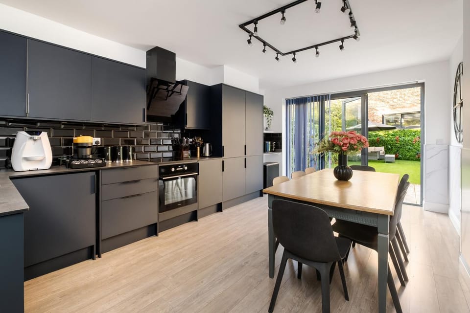 Coffee/tea facilities, Kitchen or kitchenette, Dining area, dishwasher, oven, stove, toaster