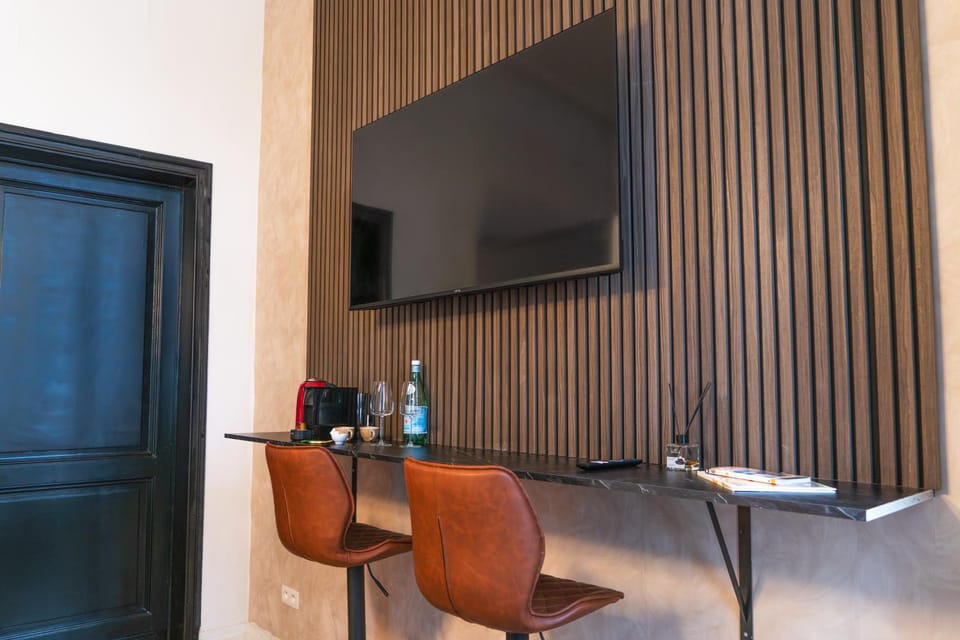 TV and multimedia, Coffee/tea facilities, Seating area, Dining area