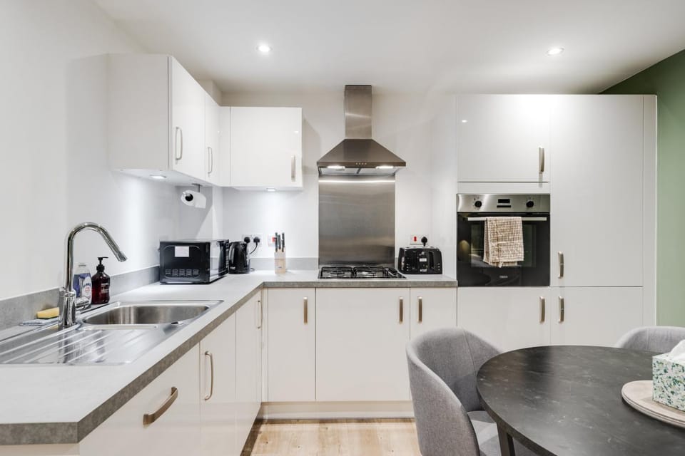 Coffee/tea facilities, Kitchen or kitchenette, Dining area, dishwasher, oven, stove, toaster