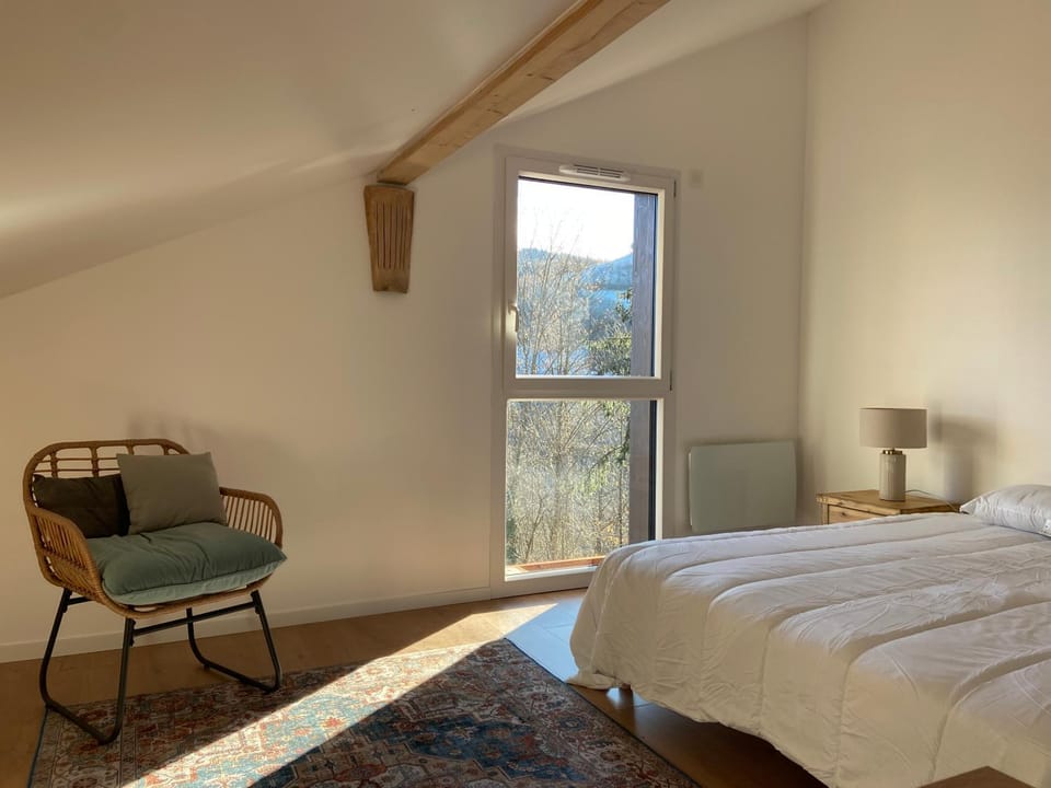 Bedroom, Mountain view