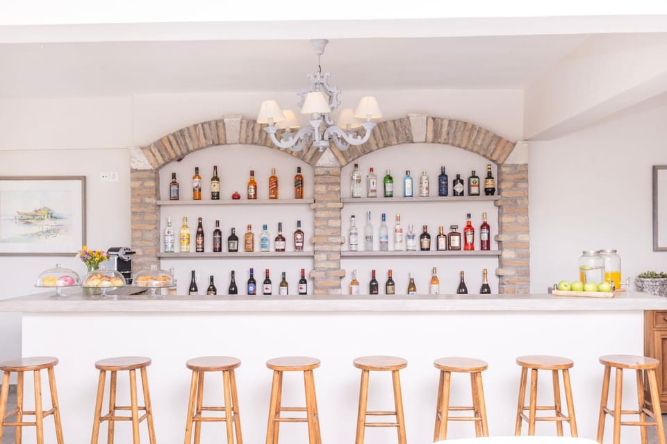 Property building, Lounge or bar, Drinks