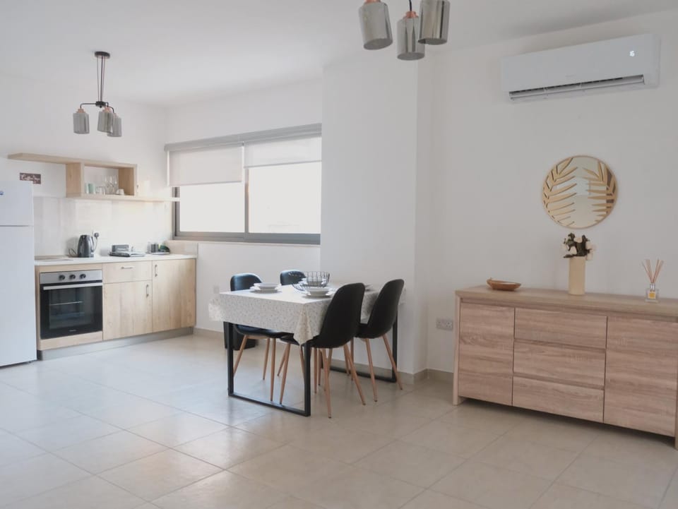 Luxurious one bedroom apartment by the beach close to st julians Apartment in Malta