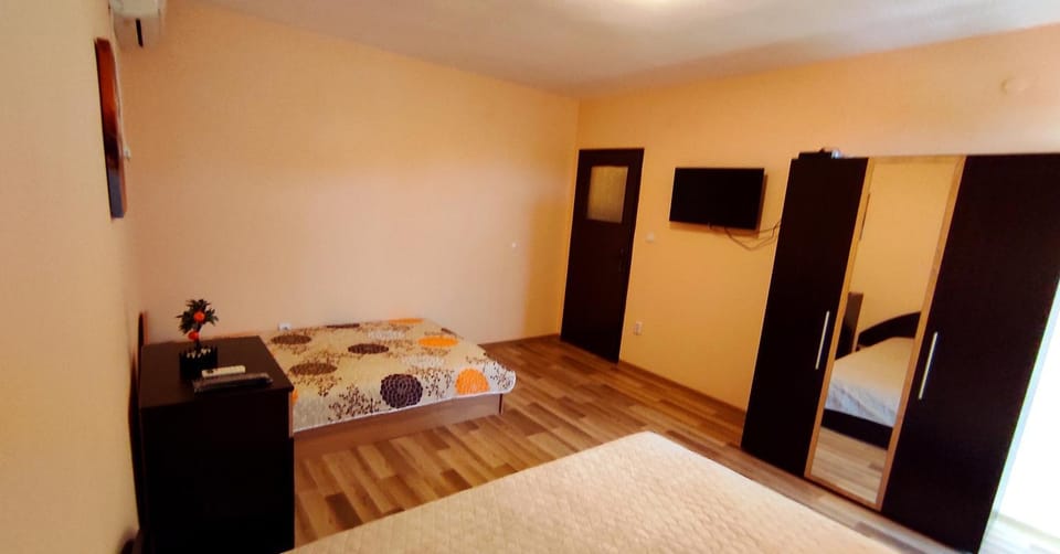 Bed, TV and multimedia, Balcony/Terrace, Photo of the whole room, Bedroom, internet, wardrobe, air conditioner